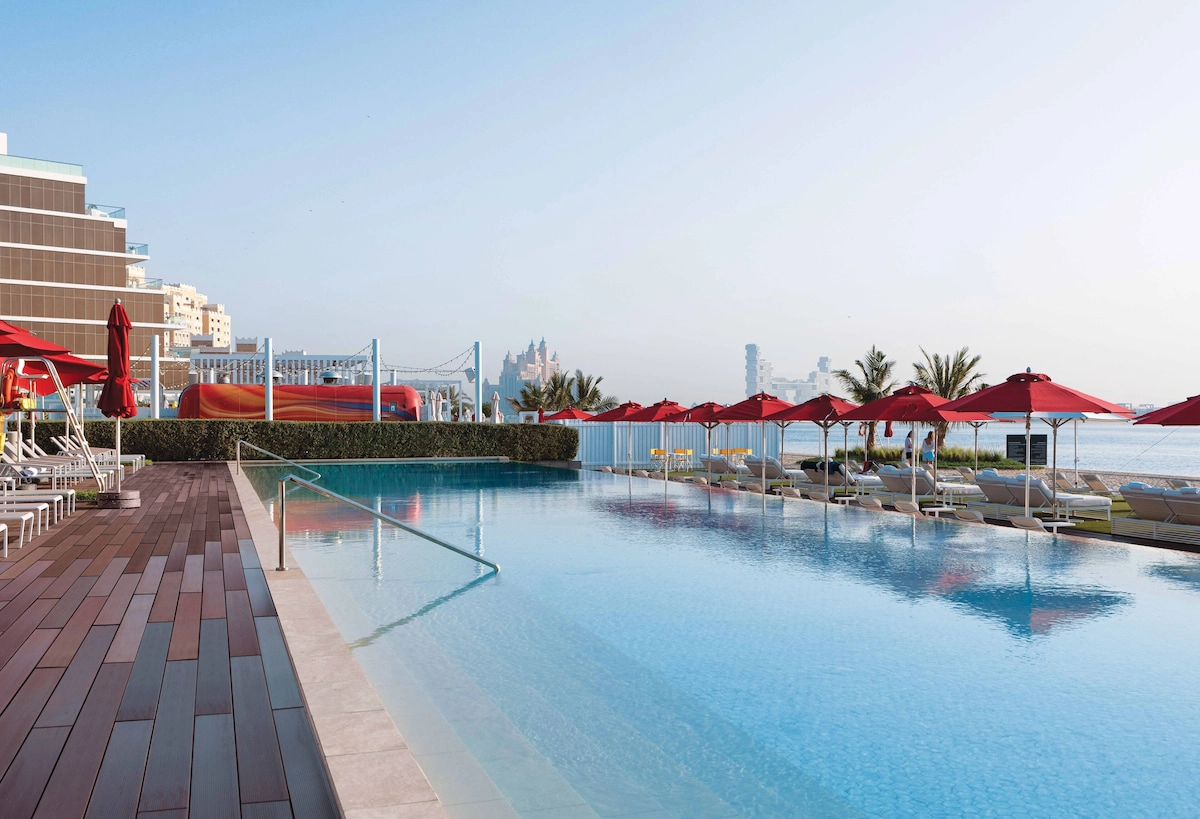 استخر هتل د8 پالم جمیرا آکور دبی